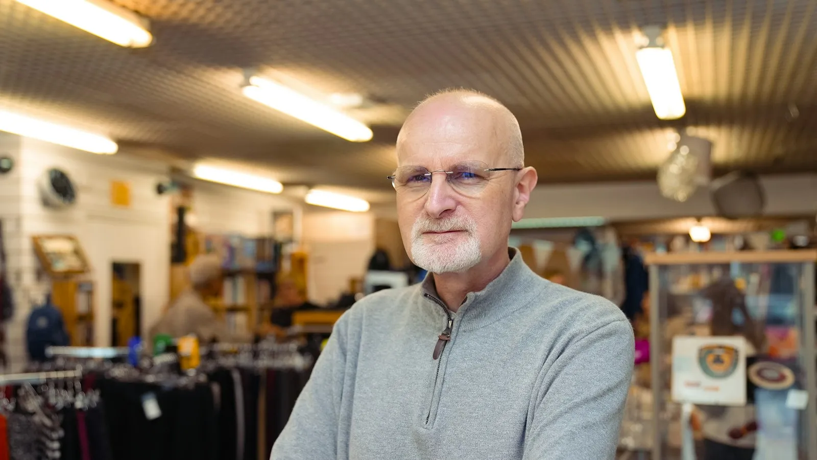 Remeselník zatvára dvere svojej dielne na konci pracovného dňa